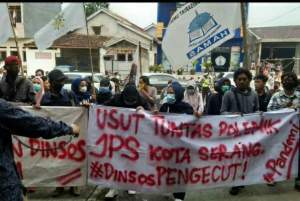 Demo Depan Kantor, Mahasiswa Sebut Dinsos Kota Serang Pengecut