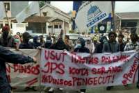 Demo Depan Kantor, Mahasiswa Sebut Dinsos Kota Serang Pengecut