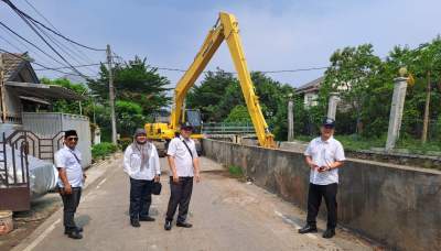 Kepala DSDABMBK Tangsel Robby Cahyadi dan jajarannya saat pantau pembangunan drainase di wilayah Pamulang.