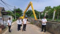 Kepala DSDABMBK Tangsel Robby Cahyadi dan jajarannya saat pantau pembangunan drainase di wilayah Pamulang.