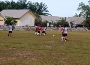 Pemain Perbaungan dan Sei Bamban berebut bola pada pertandingan piala Bupati dan Wakil Bupati Serdang Bedagai.