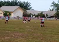 Pemain Perbaungan dan Sei Bamban berebut bola pada pertandingan piala Bupati dan Wakil Bupati Serdang Bedagai.