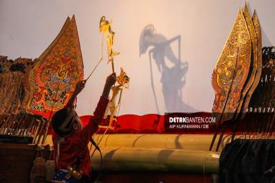 Seorang peserta tengah melakukan pertunjukan dalam pagelaran Festival Dalang Anak ke-15 di Taman Fatahillah Kota Tua, Jakarta pada Kamis (22/9/2022). (Foto: Aip/detakbanten)