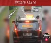 Awak Bus Yang Menaikan Dan Menurunkan Pengemudi Di Bahu jalan, memberikan uang  kepada petugas keamanan di KM 104 Jalan Tol.Cipularang - Jakarta di KM 104, aksi tersebut rerekam kamera dan menjadi viral di media sosial