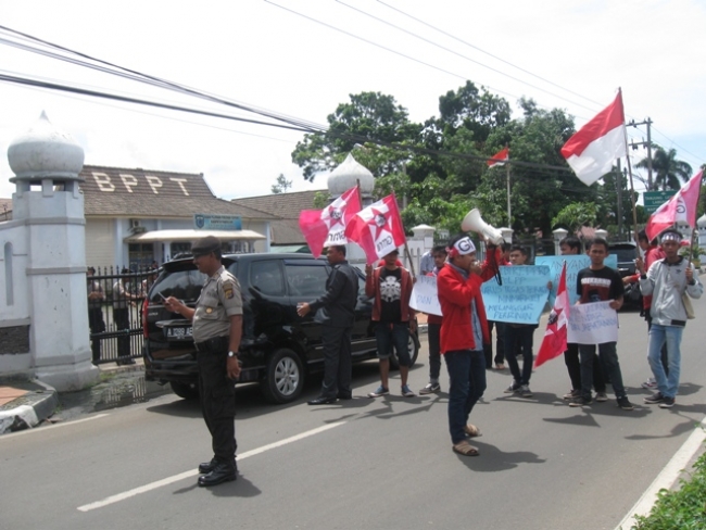 Belasan Mahasiswa Tuding Pemda Tak Tegas