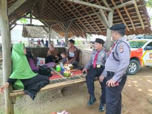 Personel Ditpamobvit Polda Banten Berikan Imbauan Kamtibmas di Pantai Perhutani