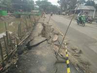 Bantaran kali ambrol akibat pengerukan proyek normalisasi.