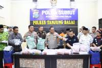 Narkoba 15 Kg disita dari 4 tersangka.