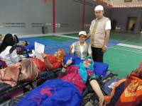 Lurah Binong Imas saat donor darah.