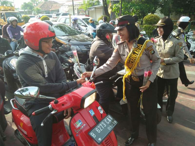 HUT Ke-69, Polwan Bagi Bunga