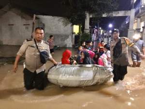 Polisi Di Tangerang Bantu Evakuasi Banjir Hingga Larut Malam