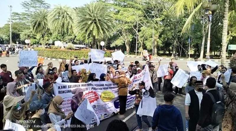 Pedagang Pasar Kutabumi Geruduk Kantor Bupati Tangerang