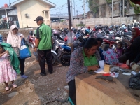 Tempat parkir pengguna KRL depan stasiun Pasar Lama