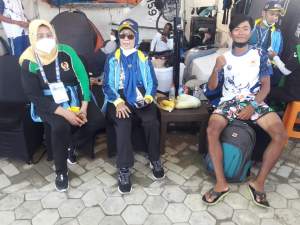 Ketua KONI Banten Rumiah Kartoredjo (tengah) saat mengunjungi dan menyemangati para atlet Banten