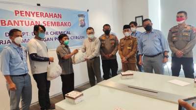 Manajemen PT Dover Chemical didampingi Kapolres Cilegon AKBP Sigit Haryono dan Lurah Gerem Deni Yuliandi saat memberikan bantuan kepada perwakilan warga sekitar di PT Dover Chemical, Selasa (28/9/2021).