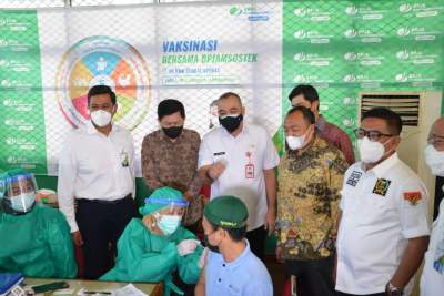 Zaki bersama Dirut BPJS Tinjau Vaksin di KMK Global Sport Cikupa