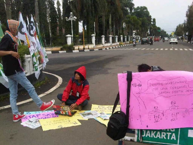 Sejumlah wartawan di Kabupaten Pandeglang menggelar aksi solidaritas di depan Kantor Bupati Pandeglang, Senin (09/02/2015).