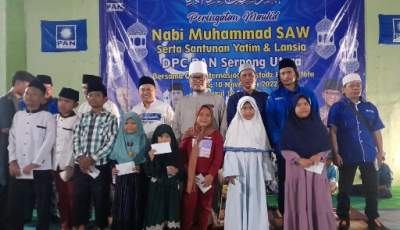 DPC PAN Serpong Utara saat gelar santunan. Nampak Ketua DPD PAN Tangsel, Asropi Setiawan didampingi Haji Robi dan tokoh masyarakat setempat berfoto bersama anak yatim.