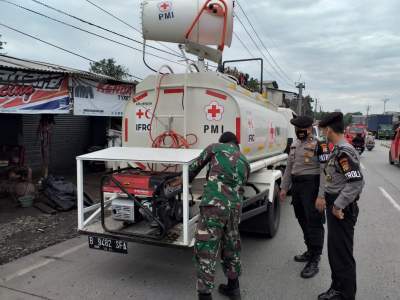 PMI Kabupaten Tangerang Semprokan Disinfektan Di Jalan Raya