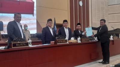 Anggota Fraksi Partai Demokrat DPRD Tangsel, Yanto Ulay serahkan berkas Pandum Nota Keuangan APBD Perubahan 2022 dalam rapat Paripurna DPRD Tangsel.