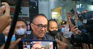 Mantan pejabat Ditjen Pajak, Rafael Alun Trisambodo saat memenuhi panggilan pemerintah di Gedung KPK, Jakarta.