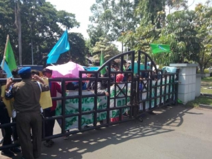 Pelajar saat berdemo depan Pemkot Tangerang