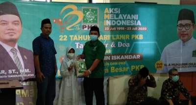 Anggota Fraksi PKB DPRD Tangsel, Sudiar, saat serahkan santunan kepada anak yatim di Sekretariat PAC PKB Ciputat Timur.