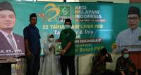 Anggota Fraksi PKB DPRD Tangsel, Sudiar, saat serahkan santunan kepada anak yatim di Sekretariat PAC PKB Ciputat Timur.