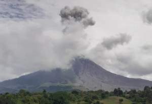 Gunung Sinabung, Kabupaten Karo erupsi degan tinggil kolom abu 1000 meter.(foto istimewa)