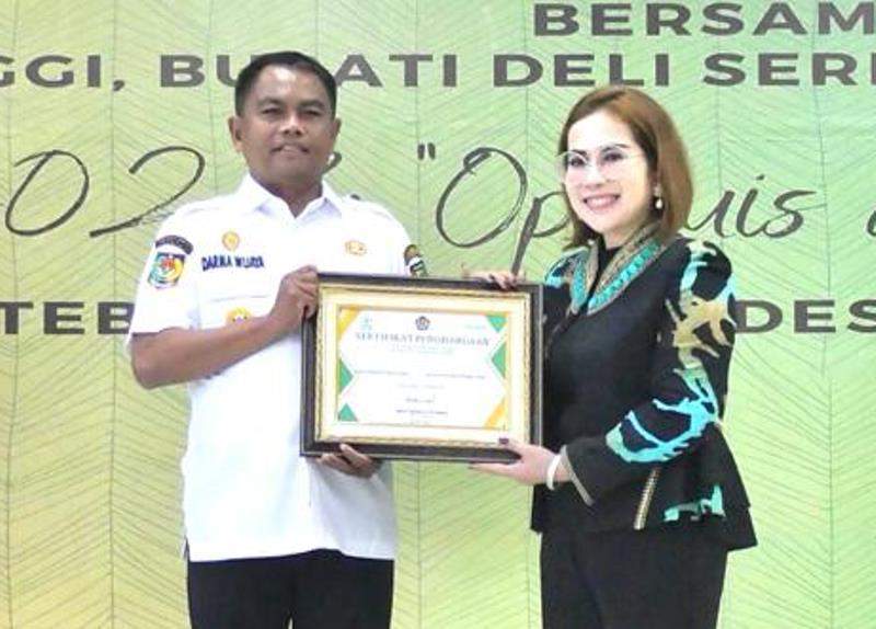Kepala KPPN Mercy Monica R Sitompul menyerahkan penghargaan kepada Bupati Serdang Bedagai, Darma Wijaya.(istimewa).
