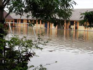 Tampak SMP Negeri 3 Pasar Kemis, terendam air akibat intensitas hujan yang tinggi melanda Kabupaten Tangerang.