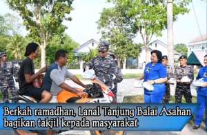 Berkah Ramadhan, Lanal Tanjung Balai Asahan Bagikan Takjil Kepada Masyarakat