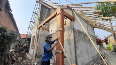 MH. Kipang Kades Tegal Kunir Lor Realisasikan Bedah Rumah