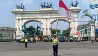 Anggota Lantas Kibarkan Bendera di Citra Raya, Pengendara Wajib Hormat