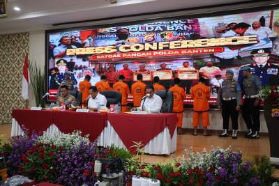 Polda Banten bersama para tersangka pengoplosan beras.