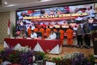 Polda Banten bersama para tersangka pengoplosan beras.