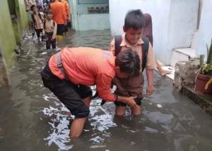 Drainase Alami Pendangkalan, Ratusan KK Terendam Banjir di Tamansari Merak