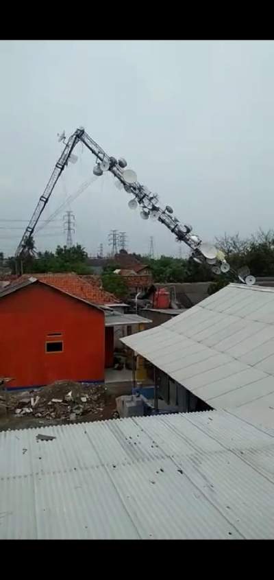 Tower di Pasar Kemis Ambruk Timpa Rumah Warga