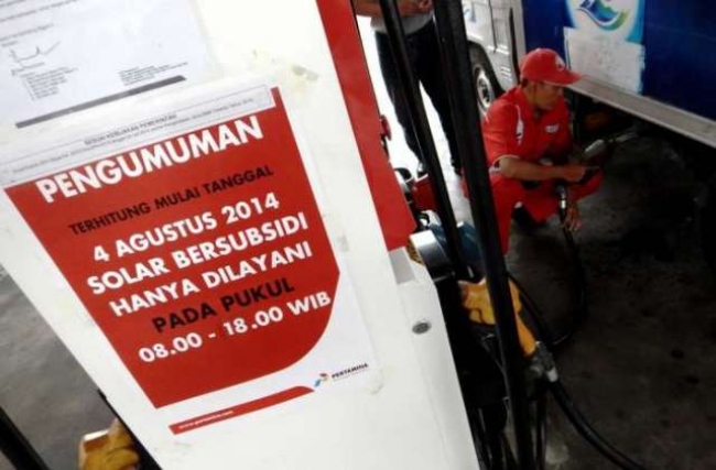 PEMBATASAN SOLAR DIKELUHKAN SOPIR TRUK DAN BUS