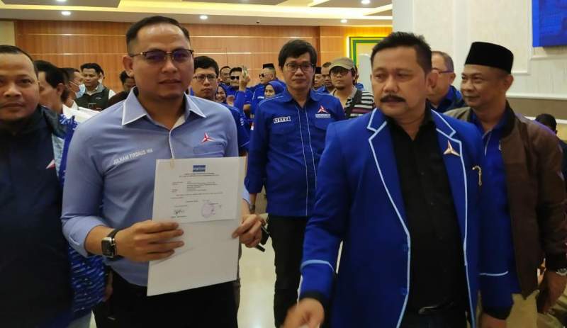 Ketua DPC Demokrat Kota Tangsel, Julham Firdaus di PN Tangerang.