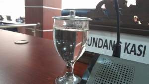Rapat Paripurna DPRD hanya ada air putih diatas meja anggota dewan.