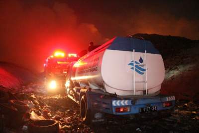 PERUMDAM TKR Perkuat Dukungan Penanganan Kebakaran TPA Jatiwaringin melalui Penyediaan Air