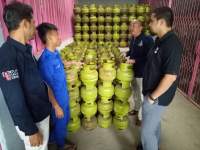 Kasat Reskrim Polres Serang AKP Gogo Galesung saat mengecek gudang gas elpiji.