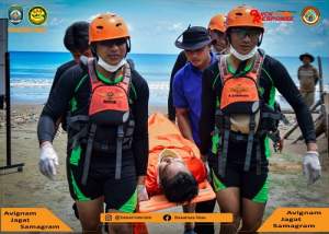 Tim rescuer Basarnas Nias menyelamatkan 2 orang hilang di pantai Panjang.(istimewa).