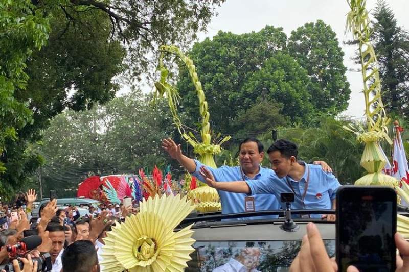 Prabowo Subianto dan Gibran Rakabuming Raka menaiki kendaraan Maung menuju Kantor KPU RI, Jakarta, Rabu (25/10/2023).