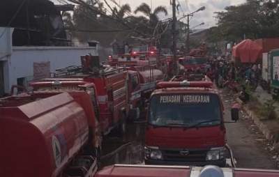 Padamkan Api di Pabrik Kosambi, 13 Unit Mobil Damkar Diterjunkan