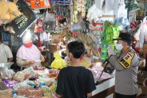 Kapolresta Himbau Pedagang Di Pasar Tigaraksa Gunakan Masker
