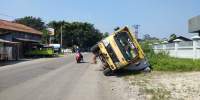 Hindari Tabrakan, Truk Bermuatan Hebel Terguling