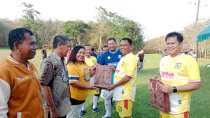 Bupati Serdang Bedagai, Darma Wijaya didampingi Wakil Bupati, Adlin Tambunan serahkan bingkisan kepada PPL raih prestasi tingkat nasional.