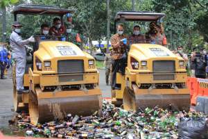 Pemkot Tangerang Musnahkan 3.140 Botol Miras Jelang  HUT Kota